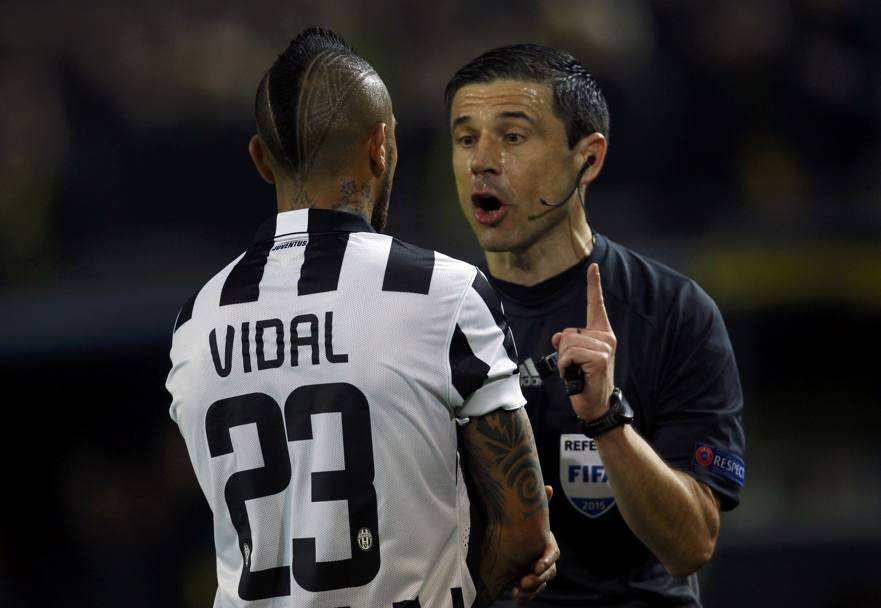Vidal fa troppi falli: l&#39;arbitro lo richiama. Action Images